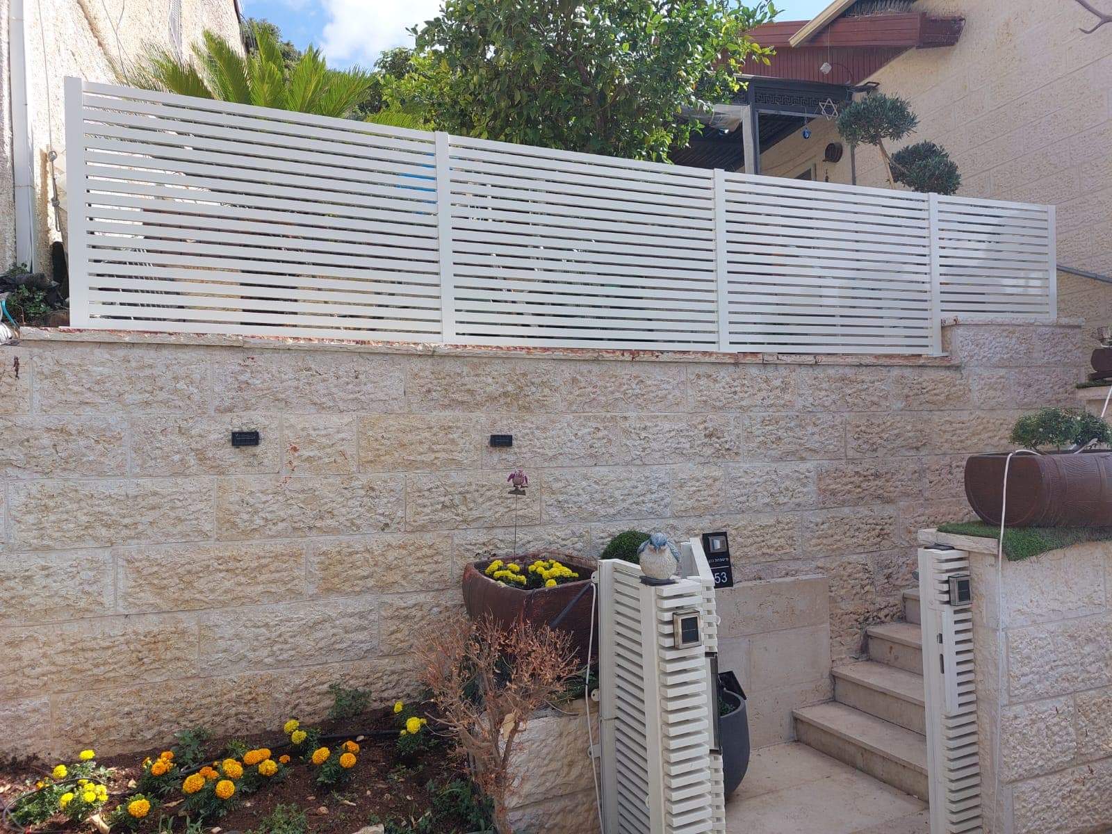 גדר פרופיל אלומיניום לבנה בחצר בית פרטי