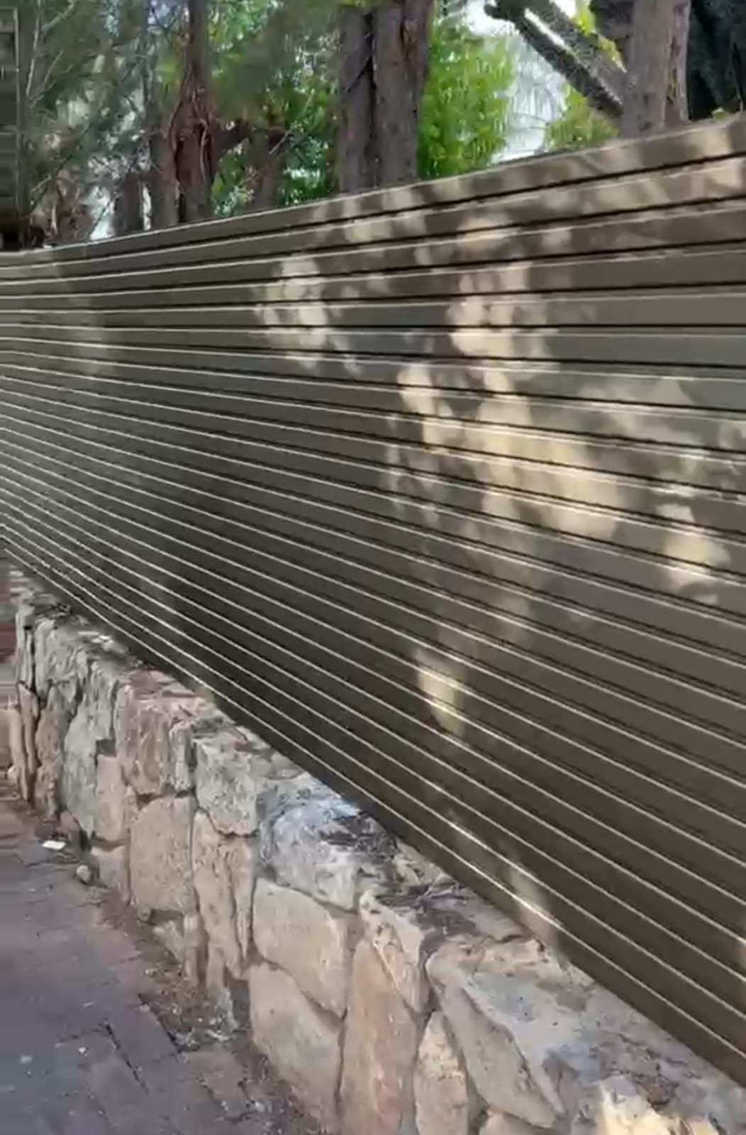 גדר שלבים אופקית בגוון חום כהה