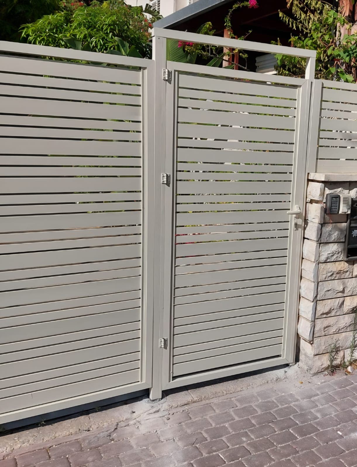 שער חשמלי הזזה בכניסה לבית פרטי